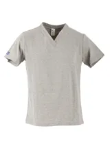 Remera negra de manga corta con escote en V.