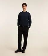 Suéter de punto para hombre en color azul marino, con cuello redondo y textura acanalada en el pecho y las mangas. Diseñado por Marfinno.