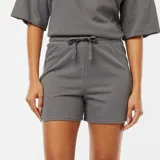 Short deportivo gris con cintura elastizada y cordón ajustable.