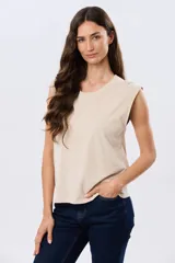 Musculosa de algodón color rosado con cuello redondo y diseño holgado.