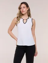 Musculosa de seda fría marca Rio & Rian, color blanco con vivo a contraste negro en escote y sisas. Presenta cuello redondo con abertura tipo gota en el frente, detalle de placa metálica dorada en la parte superior y diseño sin mangas de corte evasé holgado.