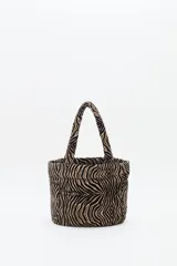 Cartera tipo mini tote con estampado animal print de cebra, confeccionada en algodón con relleno acolchado y doble asa de mano.