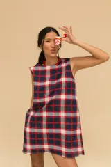 Vestido corto sin mangas con estampado a cuadros en tonos azul marino, rojo y blanco.