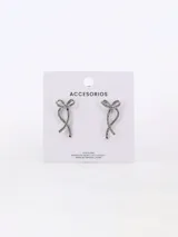 Par de aros colgantes plateados con forma de moño y pequeños brillantes incrustados.