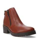 Bota de caña baja Bottero confeccionada en cuero negro, con cierre lateral metálico, punta redonda y suela track con taco cuadrado.