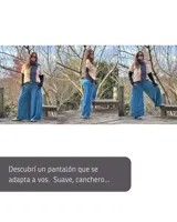 Pantalón tipo palazzo de tiro alto, confeccionado en plush de algodón con lycra. Presenta un corte amplio y fluido, con bolsillos laterales y una faja ancha en la cintura que proporciona ajuste y comodidad.