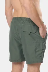 Short de baño cargo color verde militar, de diseño liso con bolsillo lateral con tapa.