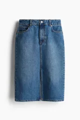 Pollera midi de denim azul de algodón, tiro medio, con tajo frontal y cinco bolsillos.