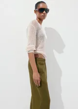 Pantalón largo de lino color verde militar, de corte recto y tiro medio con cintura elástica ajustable y dos bolsillos laterales.