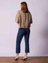 Blusa blanca de lyocell con escote en V y mangas cortas.