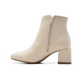 Bota corta de cuero negro con punta fina, cierre lateral y detalle de hebilla con strass. El taco es ancho con detalle metálico plateado.