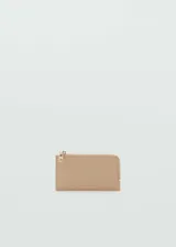 Porta documentos tipo tarjetero de Mango, confeccionado en poliuretano con acabado efecto saffiano en color beige. Cuenta con cierre de cremallera superior, logo de la marca grabado en el frente y forro interior.