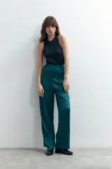 Pantalón largo de vestir color verde esmeralda, de tela satinada y corte palazzo.