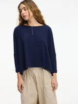 Sweater de fit amplio, color azul marino, con escote redondo y mangas 3/4 ajustadas.