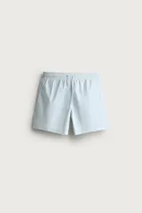 Short de baño celeste con estampado geométrico paisley, cintura elástica con cordón ajustable, bolsillos laterales y bolsillo trasero.