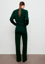 Pantalón de punto color verde oscuro, de tiro medio, diseño recto y largo, con cintura elástica y detalle de costuras.