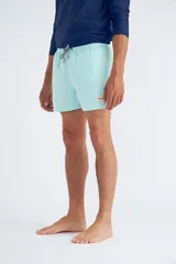 Short de baño azul marino con cordón ajustable en la cintura y etiqueta con logo de la marca en la pierna izquierda.