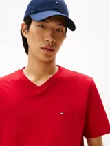 Remera roja de Tommy Hilfiger de puro algodón, con cuello en V y logo bordado en el pecho.
