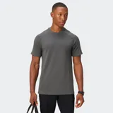 Remera deportiva de alto rendimiento, color gris oscuro, con diseño sin costuras, cuello redondo y mangas cortas raglán. Confeccionada en tejido técnico transpirable y ligero con tecnología antiolor.