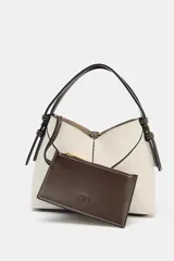 Bolso tipo mini shopper confeccionado en material trenzado color beige, con detalles en cuero sintético marrón. Presenta una estructura rígida con forma de V en la parte superior, asas de mano fijas y correa bandolera extraíble. Incluye una cartera interior con cierre.