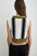 Chaleco tejido de algodón con diseño de rayas verticales blancas y negras, con cuello tipo polo, solapa y cintura ancha en color verde militar.