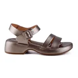 Sandalias plateadas con plataforma baja, tiras anchas sobre el empeine y tira con hebilla alrededor del tobillo.