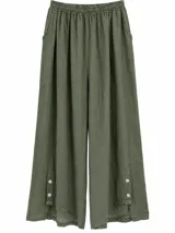 Pantalón ancho de lino color verde militar, con cintura elástica fruncida, bolsillos laterales y detalle de botones en los tobillos.