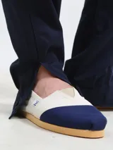 Alpargatas de lona color blanco y azul marino con suela de yute.