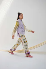 Pantalón de pierna ancha con estampado de hojas y flores, cintura elastizada y bolsillos laterales.