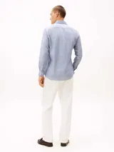 Camisa de manga larga Tommy Hilfiger de corte regular, color celeste con estampado geométrico integral.