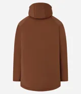 Campera tipo parka color marrón, con capucha ajustable, cierre frontal de cremallera y botones, y múltiples bolsillos con solapa en el frente. Presenta puños ajustables con botones y un diseño funcional de estilo urbano.
