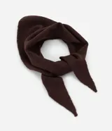 Bufanda triangular de punto en color marrón chocolate, con textura suave y diseño minimalista.