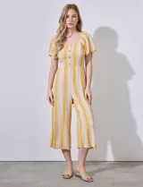 Mono largo de lino con estampado a rayas verticales amarillas y blancas. Escote cuadrado con botones y mangas cortas con volados.