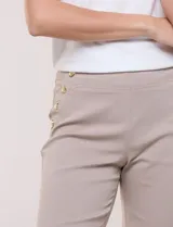 Bermuda elastizada de tiro alto estilo marinero, de silueta ajustada y entallada, con hilera lateral de botones metálicos decorativos.