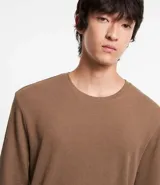 Remera verde militar de manga larga, cuello redondo y corte recto.