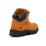 Bota casual West de caña media, color camel, con sistema de acordonado frontal, cuello acolchado en color negro y suela de goma dentada de alto relieve.