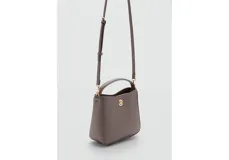 Bolso de mano tipo bucket pequeño en color marrón topo, con asa superior fija y detalle de aplique metálico circular dorado en el centro.