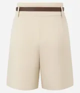 Short de mujer color beige claro, de cintura alta y corte holgado, con pliegues frontales y cierre tradicional. Incluye un cinturón fino de material sintético marrón.