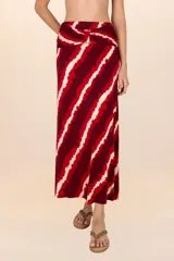 Falda larga de lycra con cintura alta y estampado de líneas diagonales en tonos borgoña, rojo y beige.