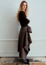 Cardigan de punto color marrón oscuro, con cuello redondo, manga larga y ajuste al cuerpo.