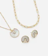 Conjunto de bijouterie compuesto por un collar de cadena de eslabones y un dije circular con incrustación de nácar y piedra brillante central, acompañado por un par de aros tipo botón a juego con el mismo diseño.