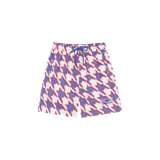 Short de baño con estampado geométrico tricolor en rojo, azul y blanco. Cuenta con cintura elástica con cordón ajustable azul y un parche con el logo de la marca en el borde inferior.