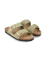 Sandalias Hush Puppies de color verde militar, con dos tiras ajustables de gamuza provistas de hebillas metálicas doradas. Presentan plantilla anatómica con reborde de corcho y suela de goma texturizada en color negro.