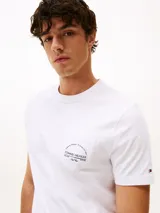 Remera de corte regular confeccionada en puro algodón, con cuello redondo, bolsillo de parche en el pecho con logo arqueado y logo bordado en la manga.
