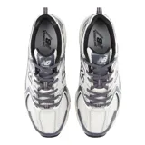 Championes New Balance 530 de estilo retro inspirado en los años 90 y 2000, confeccionados con malla transpirable blanca y detalles en gris y azul marino. Incorporan entresuela con tecnología ABZORB para mayor amortiguación y comodidad.