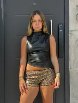 Short de tiro alto con lentejuelas doradas y marrones.