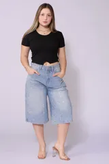 Bermuda de jean celeste con corte ancho y detalles de brillos blancos.