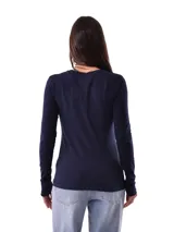 Remera de manga larga color gris oscuro, ajustada al cuerpo, con un estampado frontal de flores y texto en color blanco.