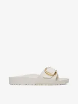 Sandalias Birkenstock Madrid Big Buckle, confeccionadas en goma EVA color blanco. Presentan una tira ancha sobre el empeine con hebilla grande dorada ajustable.