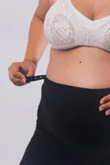 Calza deportiva de tiro alto, diseñada específicamente para maternidad, confeccionada en algodón elastizado con ajuste cómodo en la zona abdominal.